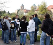 Osnabrück, Stadtführung zu Fuß, Uferseite Stadtfluss mit Dom