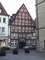 www.osnabrueck-fuehrungen.de_Vom Heger-Tor-viertel geht es hinter das Rathaus zu diesem prächtigen Fachwerkhaus dem Walhalla_Rathaus- und Altstadtführung,- In der Stadt Osnabrück - 
